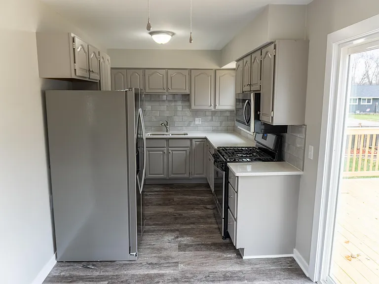 2355 Hawthorne Ct — Photo 4