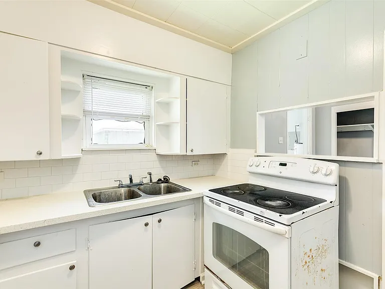302 W 8th St #A — Photo 10