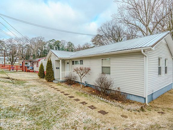 3rd image of 262 East Dr