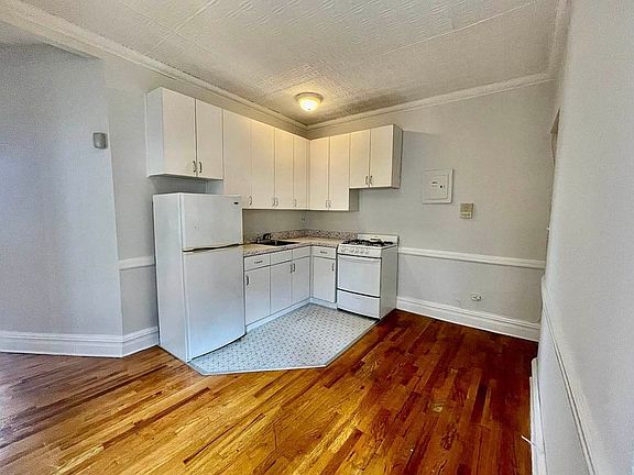 2nd image of 35 Christopher St APT 5A