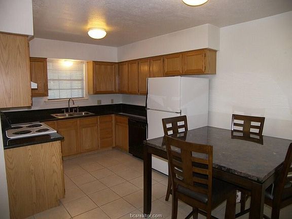 3rd image of 1810 Woodsman Dr APT C
