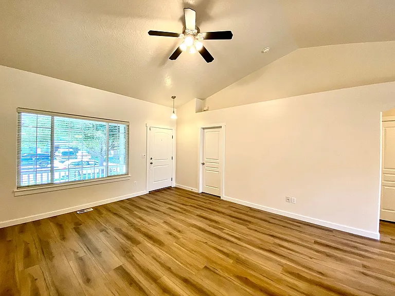 1014 N Manship Ave — Photo 5