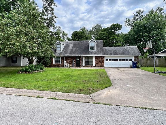 2nd image of 304 Magnolia St