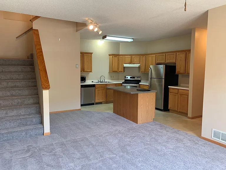 470 Hickory Ln N — Photo 3