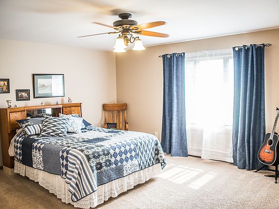 4th image of 122 Louise Ave