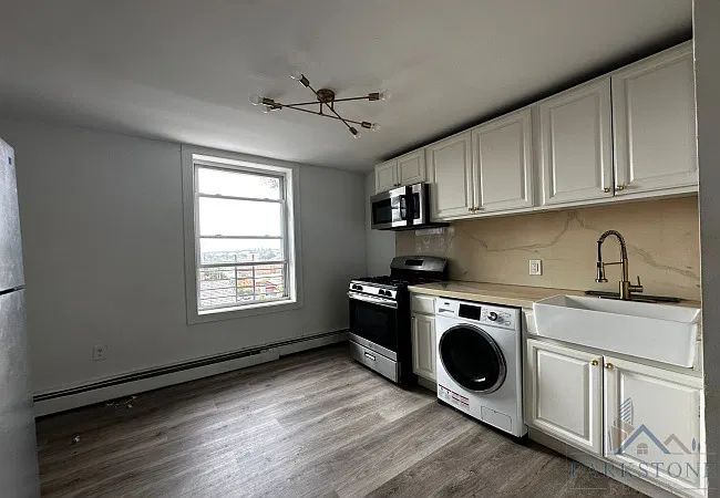 2 bed, 850 sqft, $1,895 — Photo 3