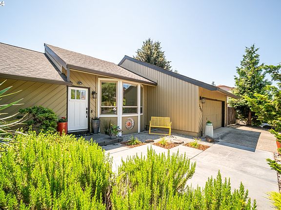 3rd image of 2307 SE Park Crest Ave