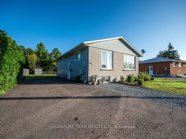 32 Herman St, Petawawa, ON K8H 1W2