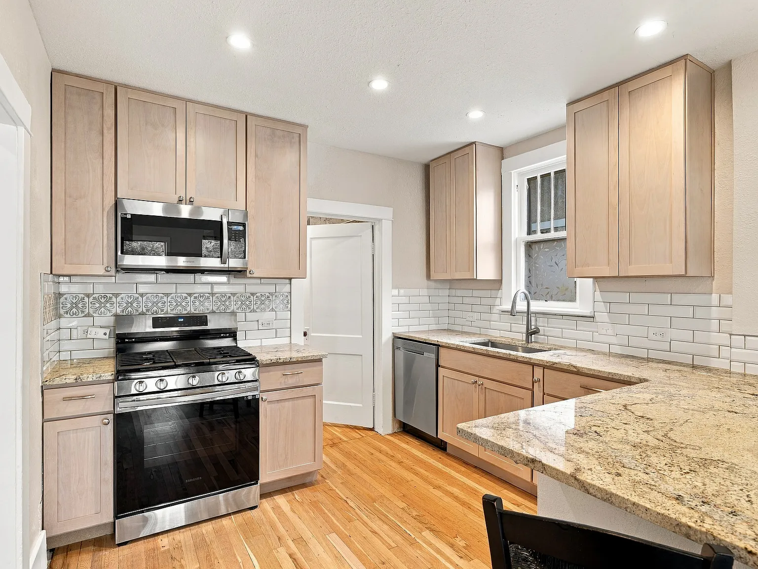 2 bed, 1077 sqft, $2,400 — Photo 2