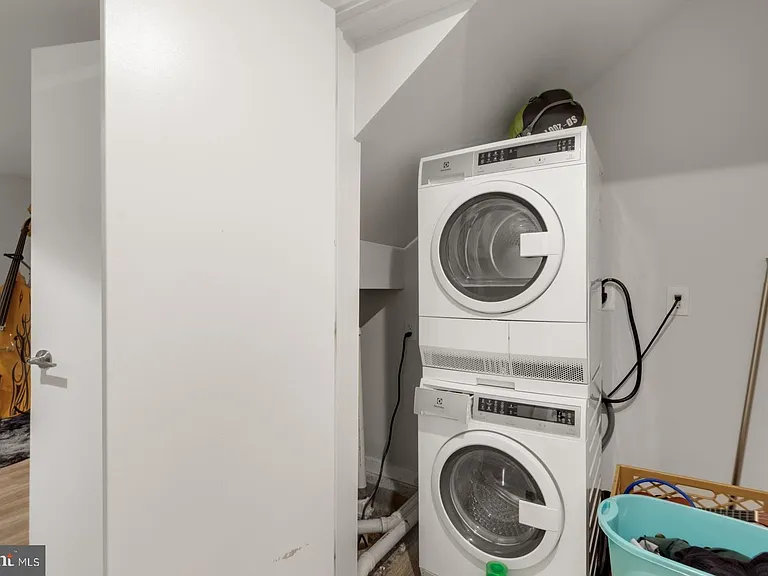385 Martin St #1F — Photo 11