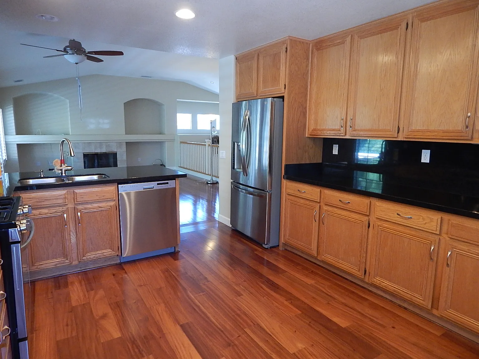 4 bed, 2.5 bath, 2266 sqft, $4,400 — Photo 2