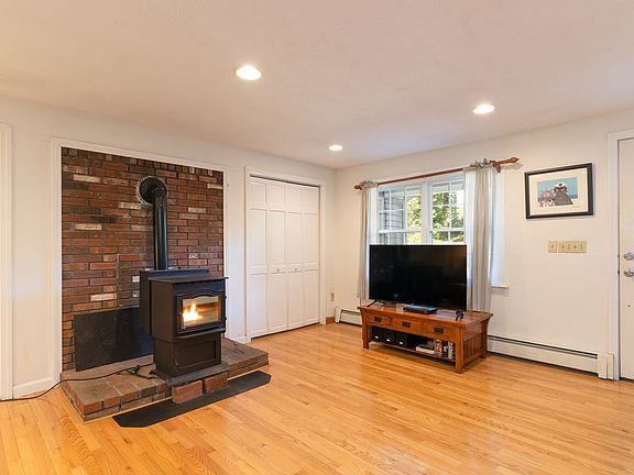4th image of 74 Old Farm Rd