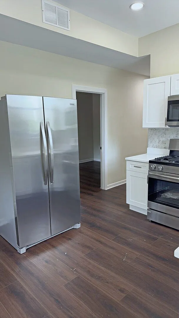 4 bed, 1.0 bath, 1100 sqft, $1,700 — Photo 3