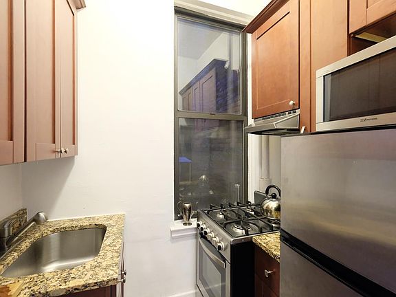 3rd image of 425 W 57th St APT 1A