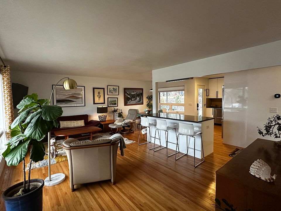 Big windows with lots of natural light.