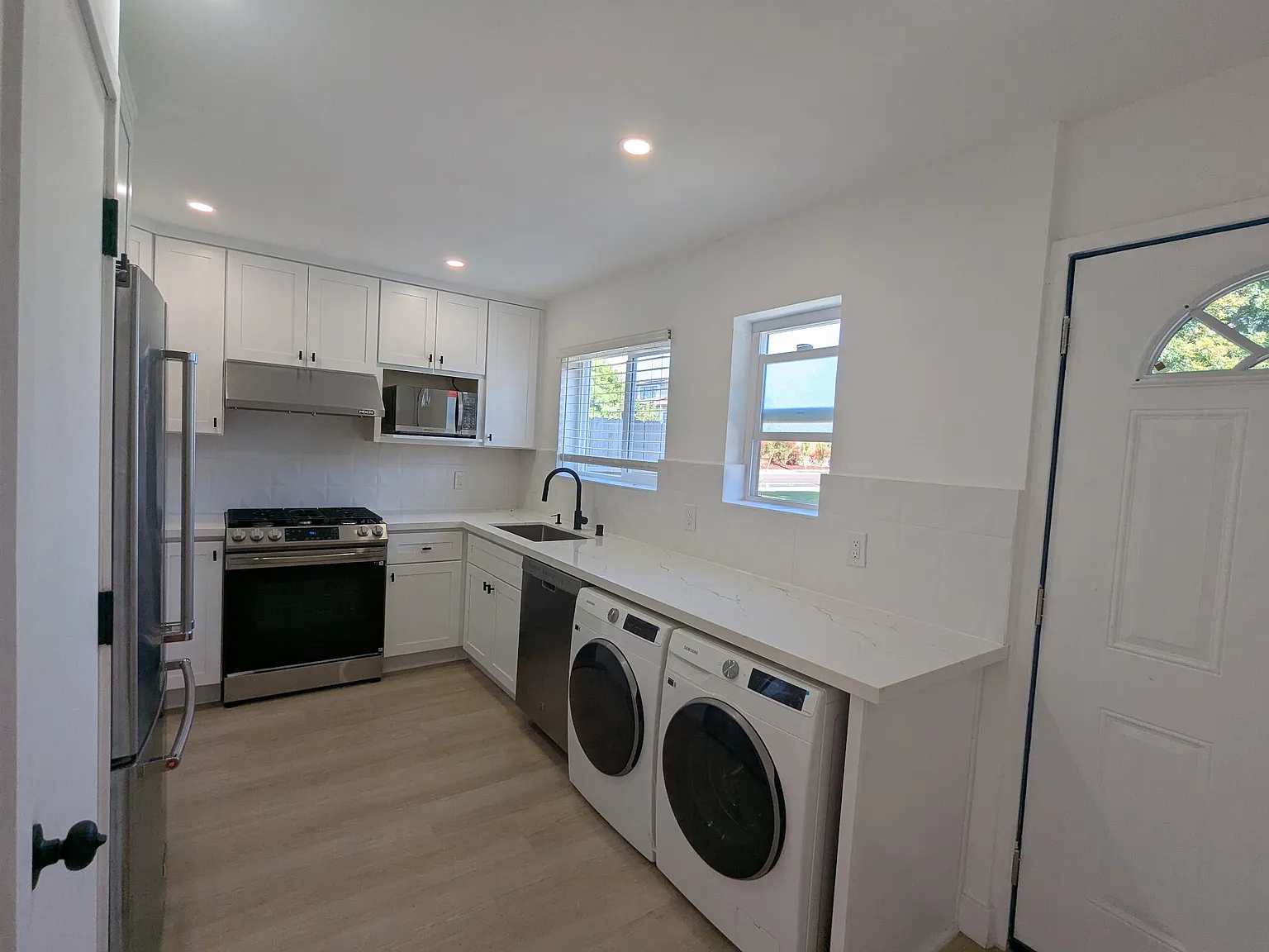 2 bed, 1.5 bath, 980 sqft, $3,800 — Photo 2
