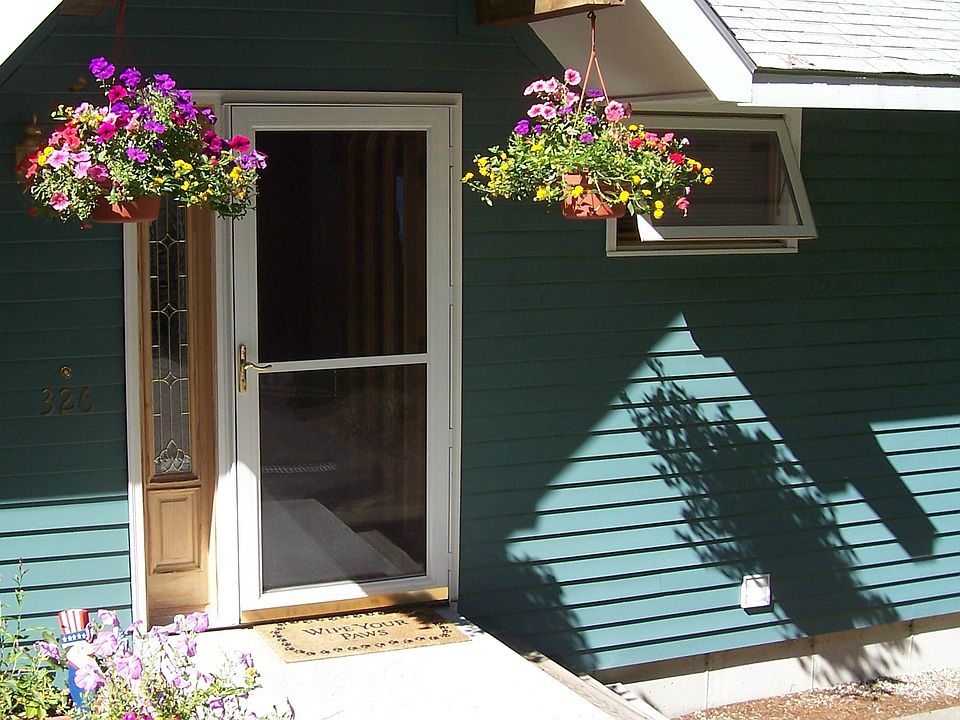 Entrance to a great year round home on Merrymeeting Lake
