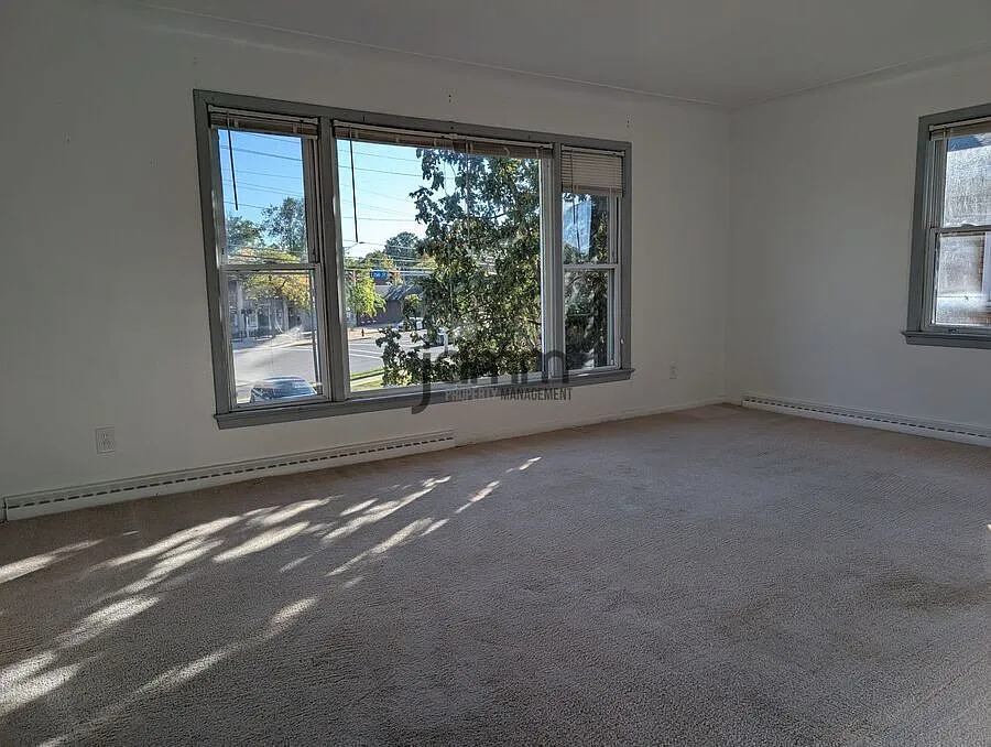 3-Bedroom Duplex Apartment in Euclid!! — Photo 4