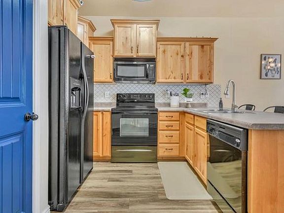 3rd image of 1637 N Blackhawk Dr