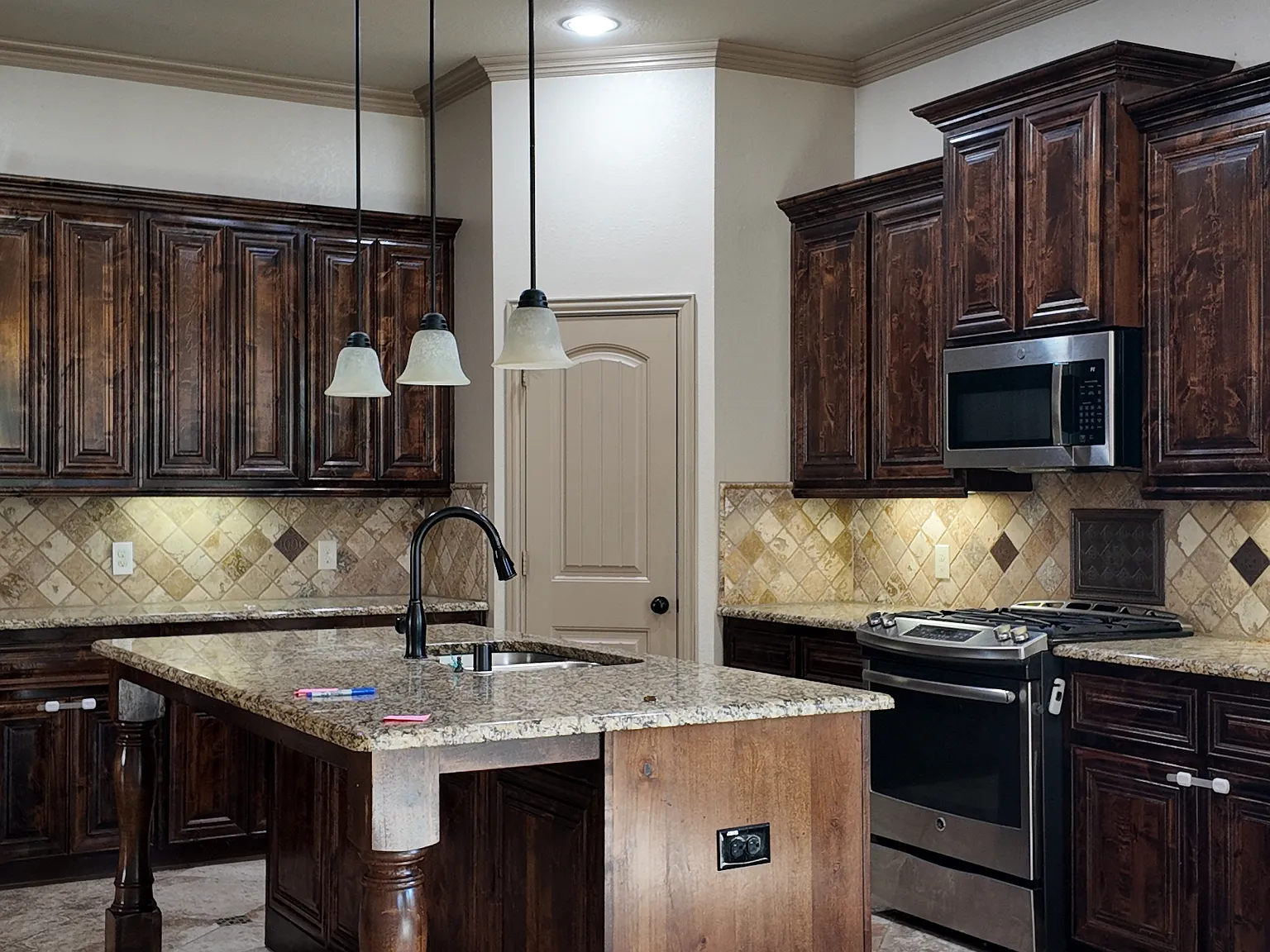 3 bed, 2006 sqft, $2,850 — Photo 3