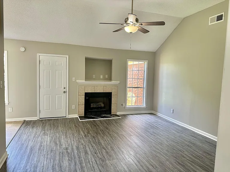 105 Winding Creek Dr — Photo 2