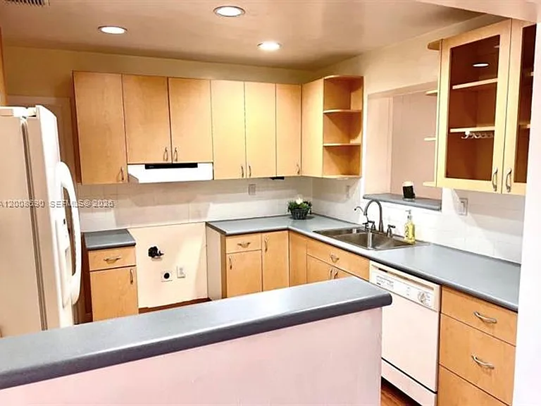 10881 N Snapper Creek Dr — Photo 4