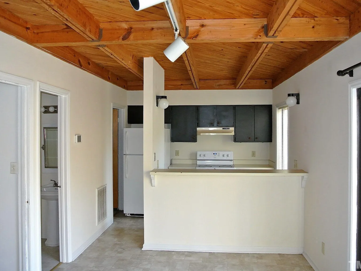 4 bed, 2.5 bath, $2,800 — Photo 3