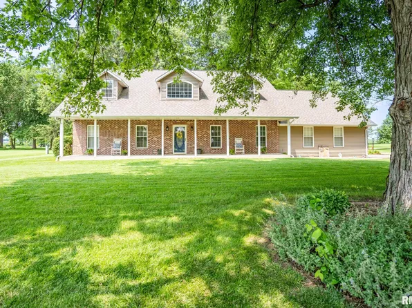 100 W Southgate Dr, Elmwood, IL 61529