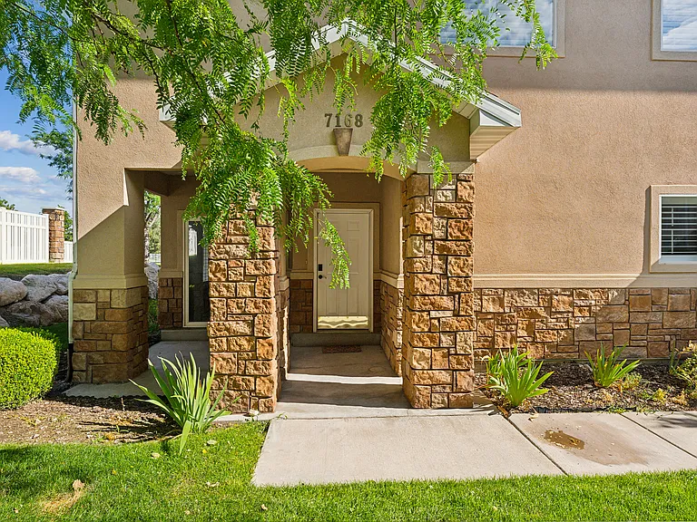 7168 S Kristilyn Ln — Photo 2