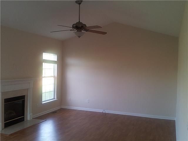 2nd image of 118 Grove Ln S