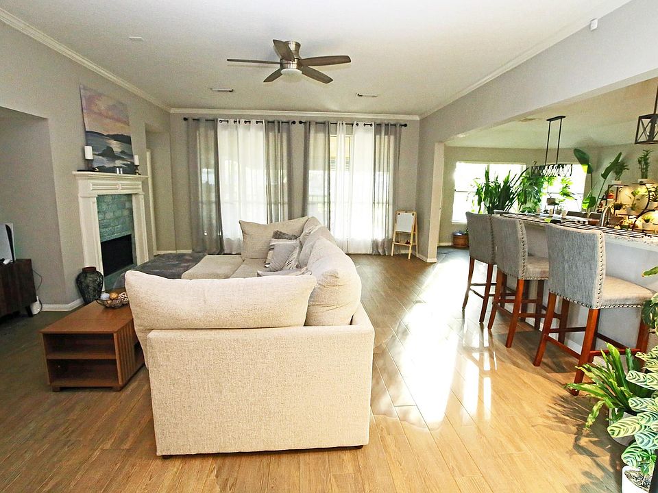 1st image of 907 Riverside Dr