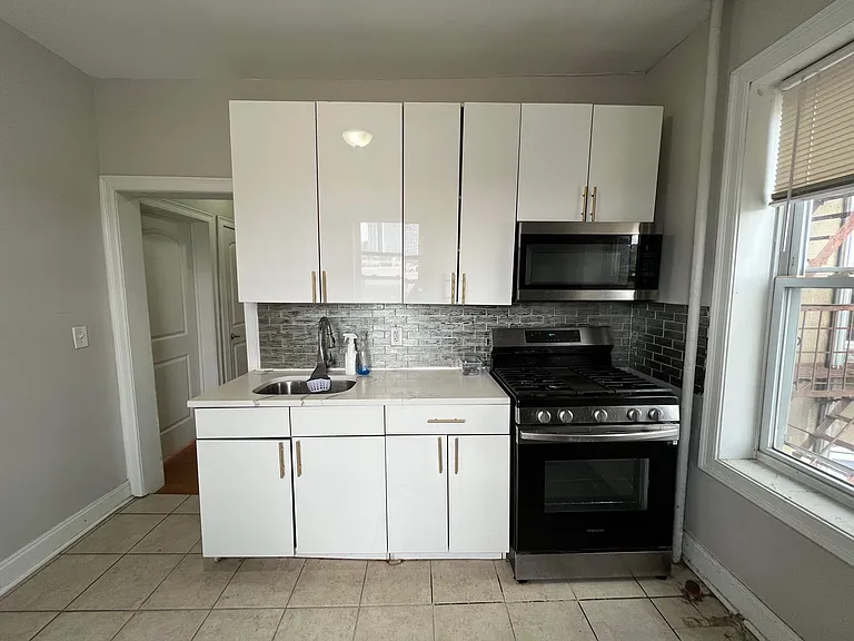 945 Pavonia Ave #32E — Photo 2