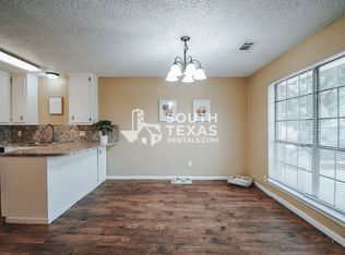805 E Hiller St #B, Victoria, TX 77901