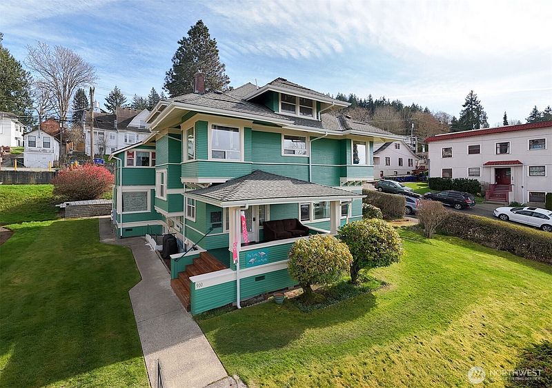 3rd image of 900 N Garden