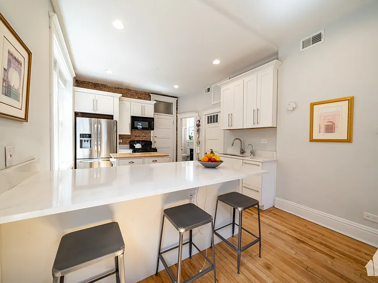 1037 S Racine Ave #3R — Photo 6
