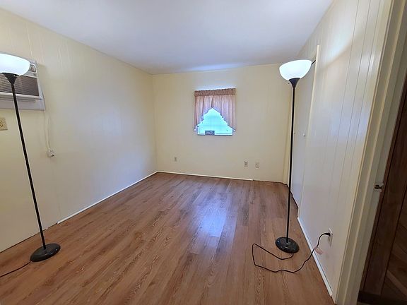 3rd image of 724 Bradley St