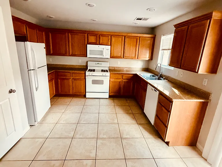 1146 Claire Rose Ave — Photo 3