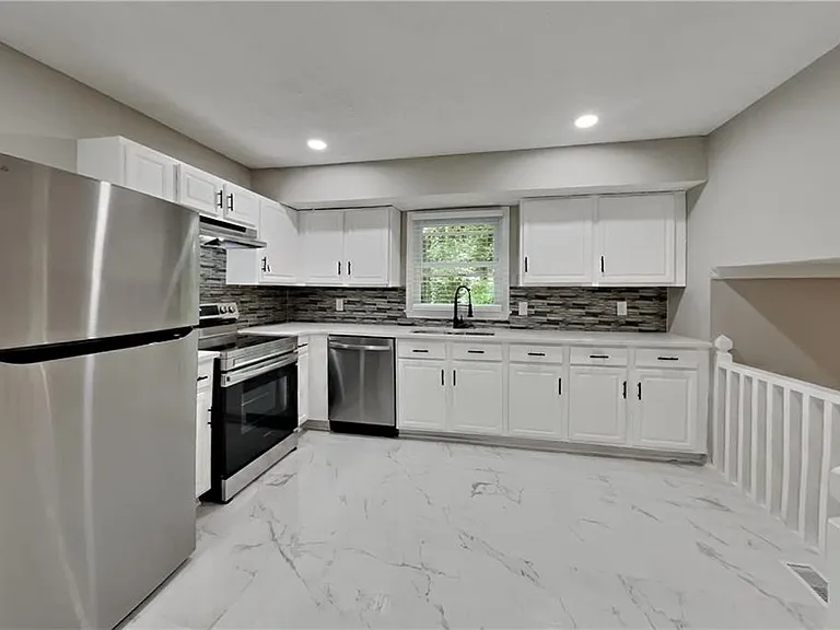 798 Brownlee Ln — Photo 6