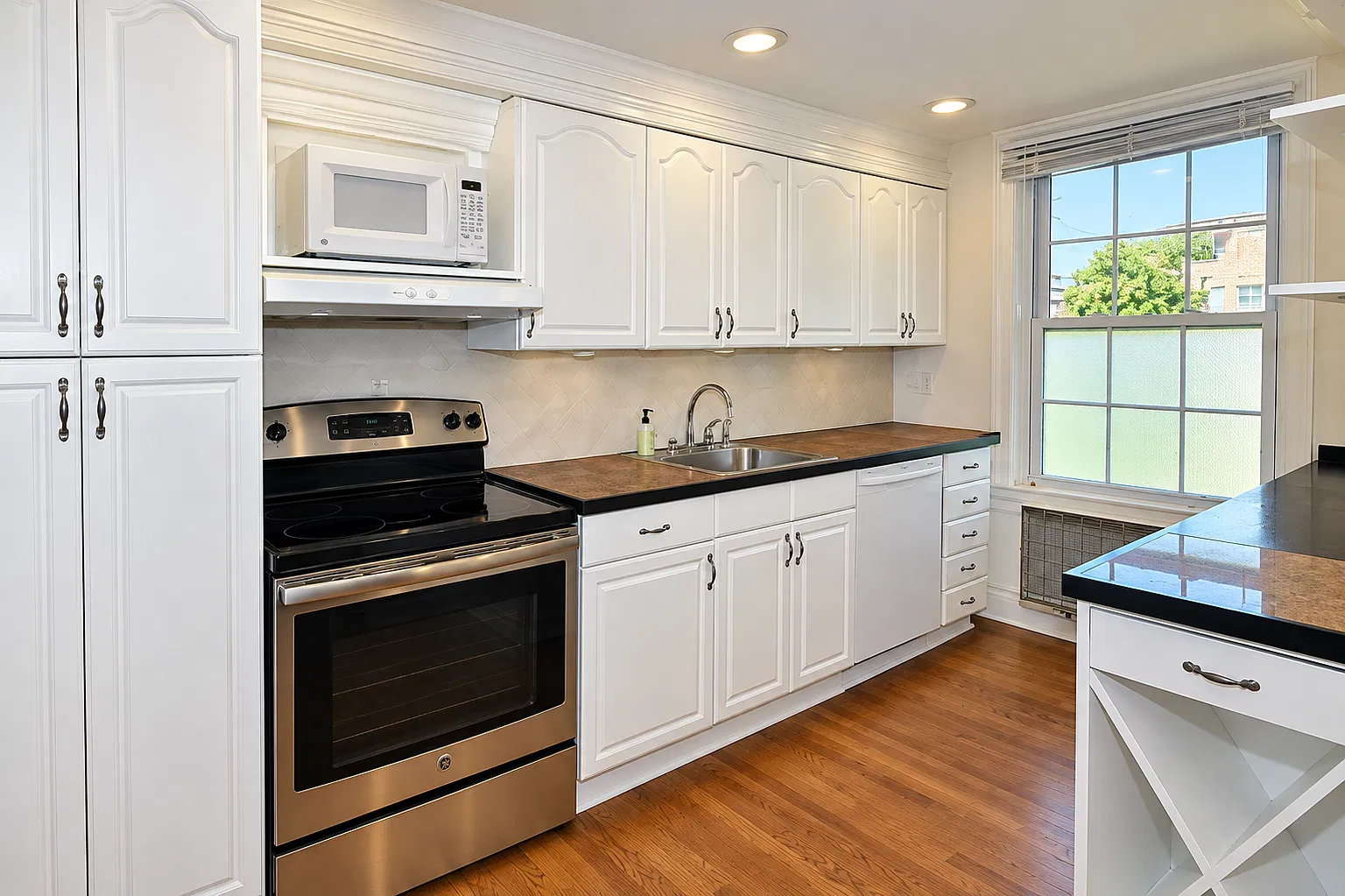 2 bed, 837 sqft, $2,800 — Photo 2
