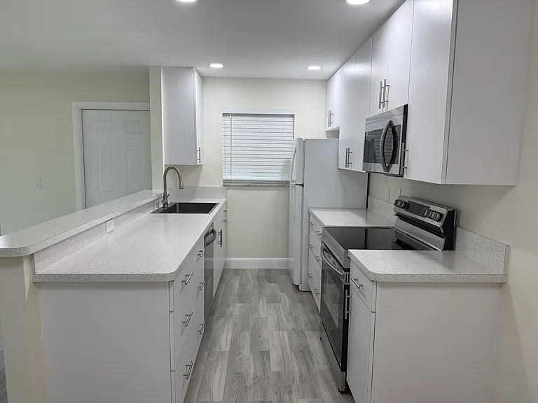 255 South Blvd #D — Photo 4