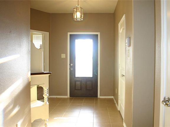 5th image of 833 Cheyenne Dr