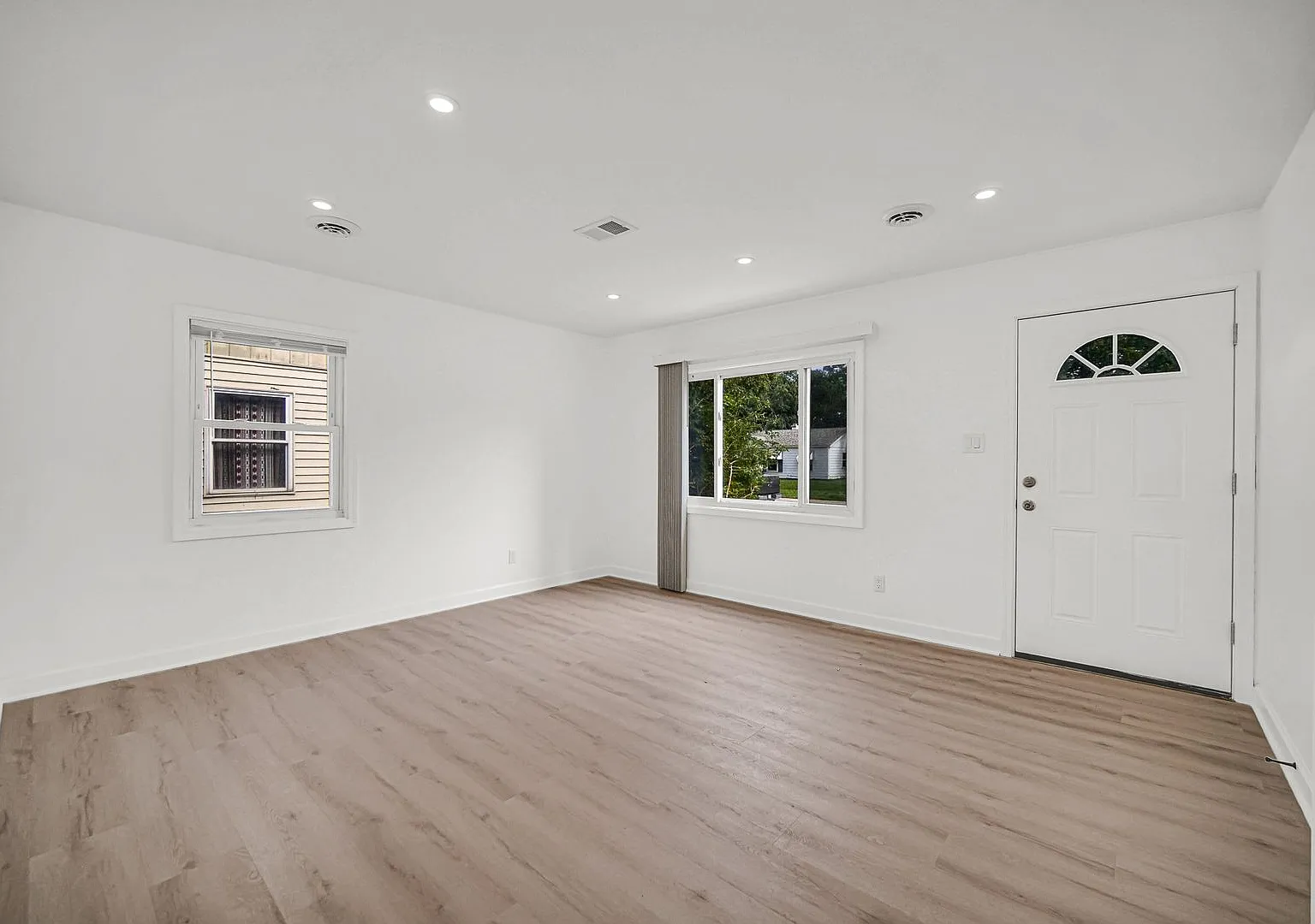 3 Bedroom 1 Bathroom House for Rent! — Photo 3