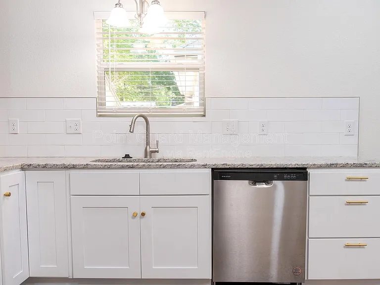 315 S Green St — Photo 9