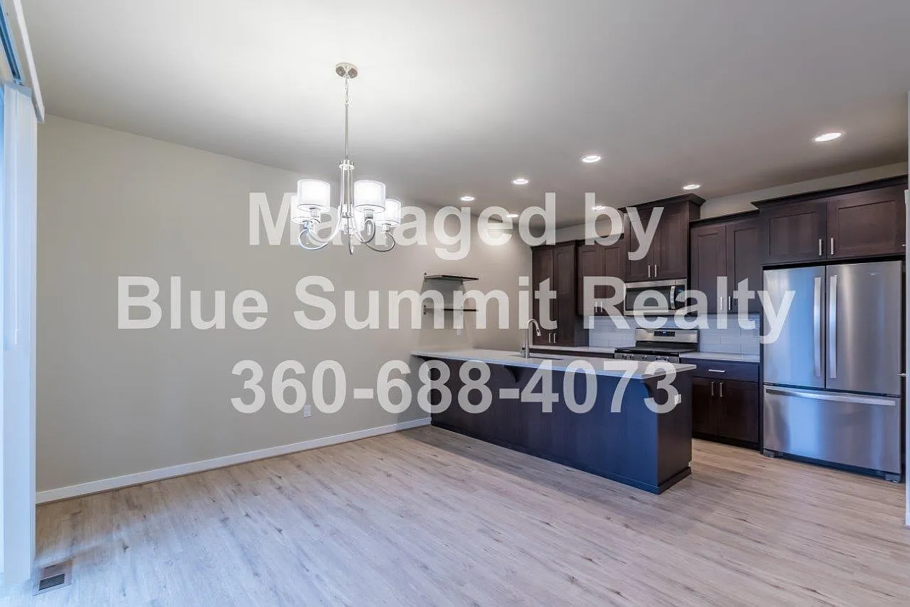 4 bed, 2.5 bath, 1761 sqft, $2,500 — Photo 4