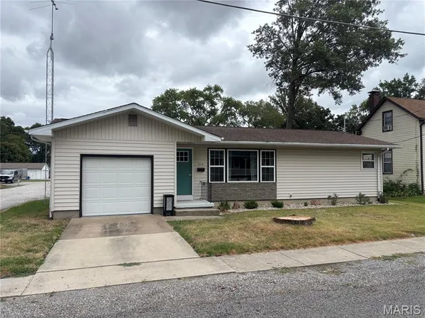 210 N Elm St, Breese, IL 62230