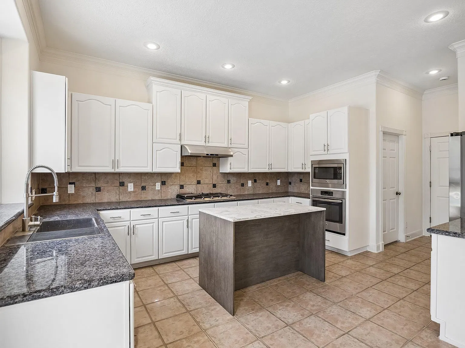 3 bed, 2.5 bath, 3020 sqft, $9,000 — Photo 2