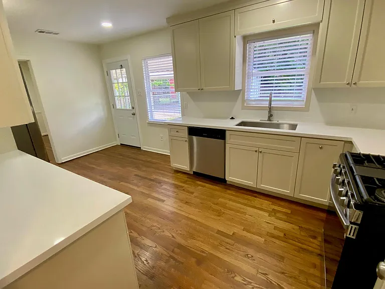 3118 Castlewood St — Photo 13