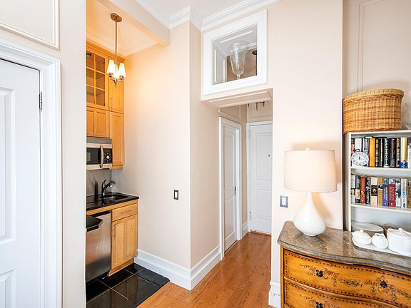 4th image of 140 W 69th St APT 75B
