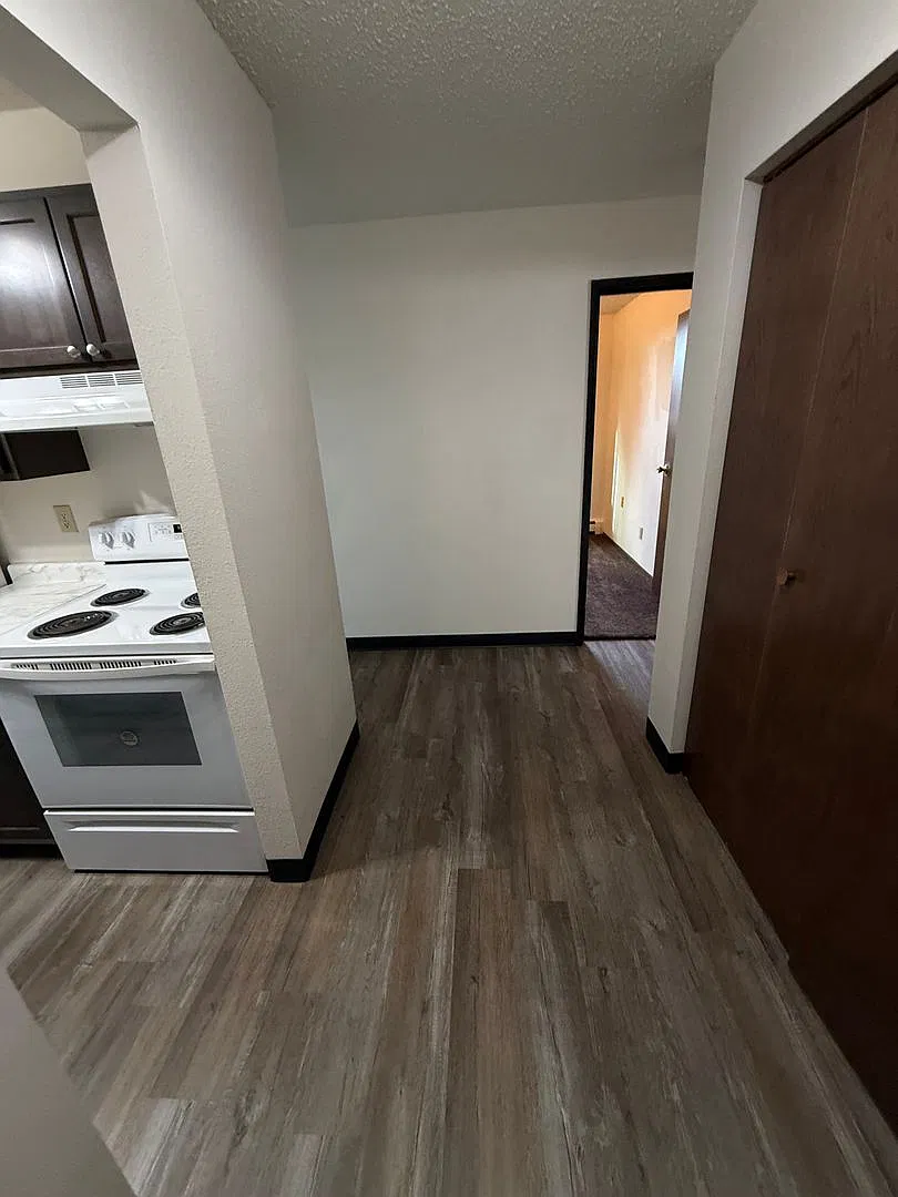 Royal Manor Apartments — Photo 2