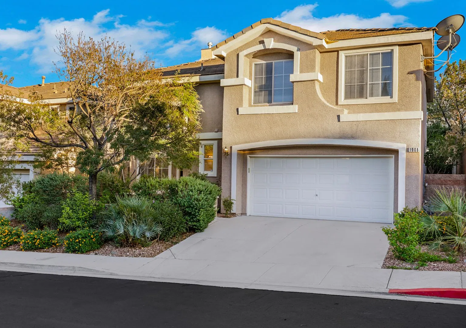 Beautiful Summerlin 3 bedroom, 2&1/2 bath home — Photo 2